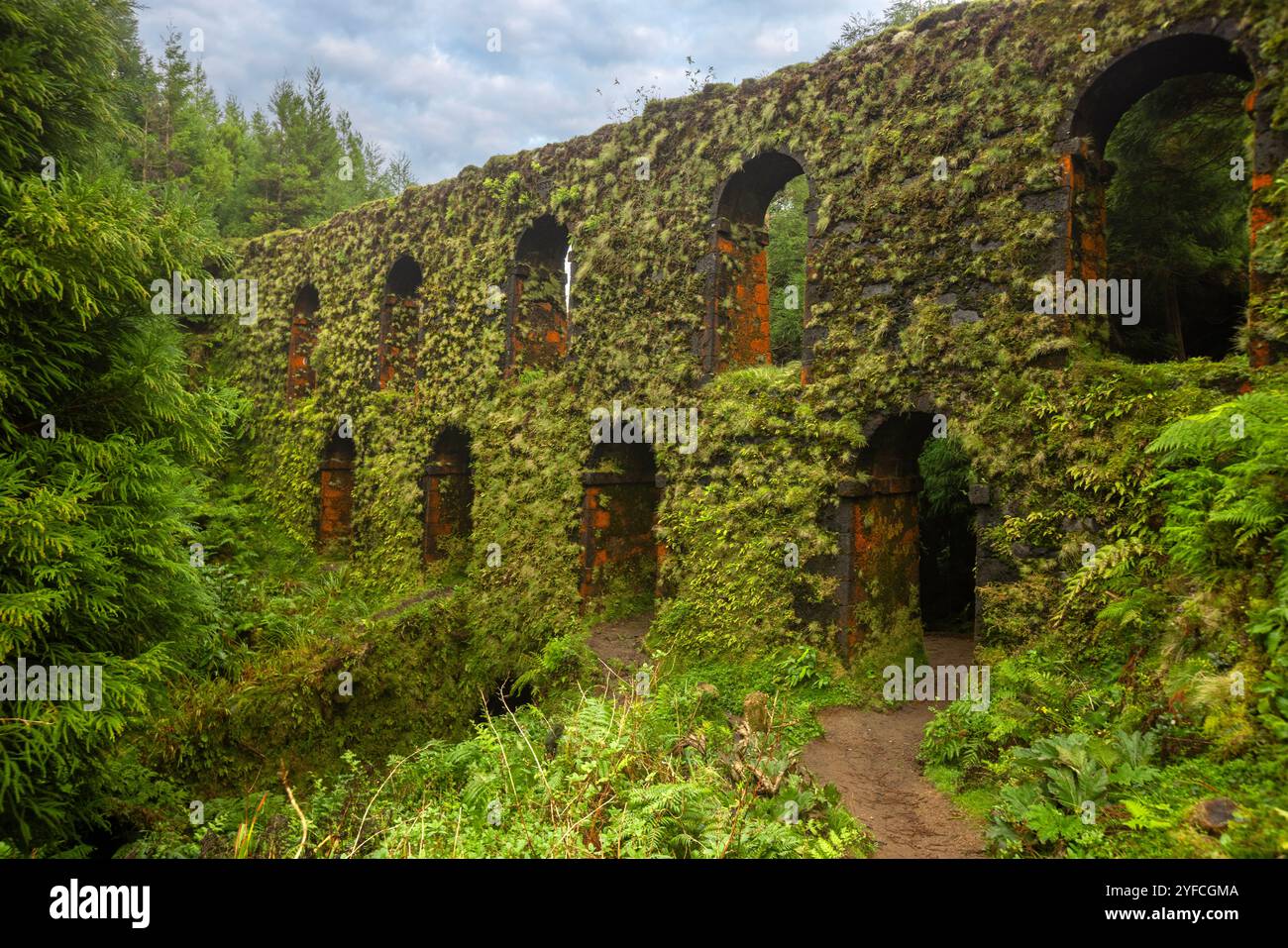 Das Aquädukt und das Muro das Nove Janelas sind zwei beeindruckende Bauwerke, die als historisches Erbe der Insel São Miguel angesehen werden. Stockfoto
