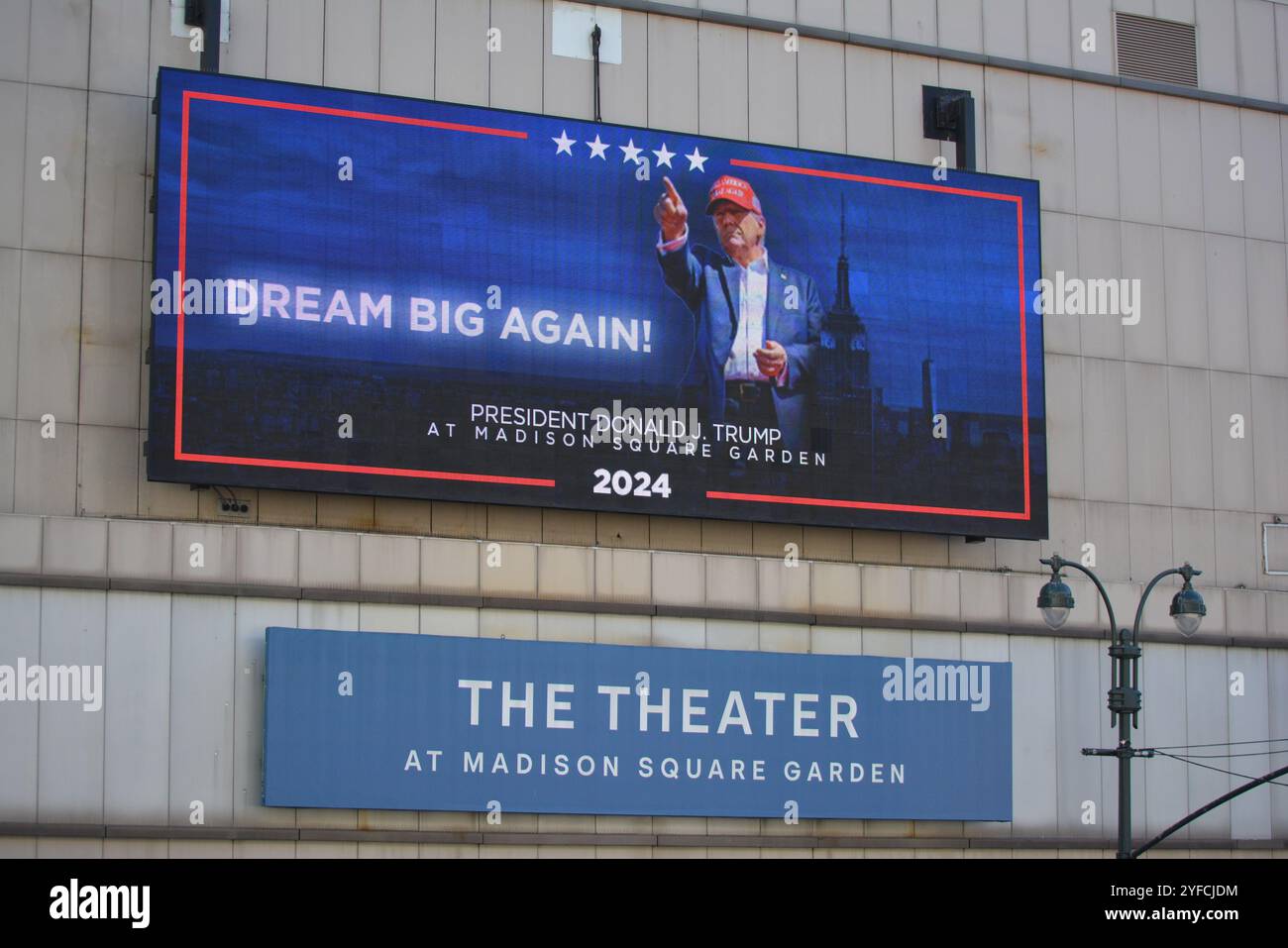Unterschreibe den Madison Square Garden vor einer Kundgebung für den ehemaligen Präsidenten Donald Trump. Stockfoto