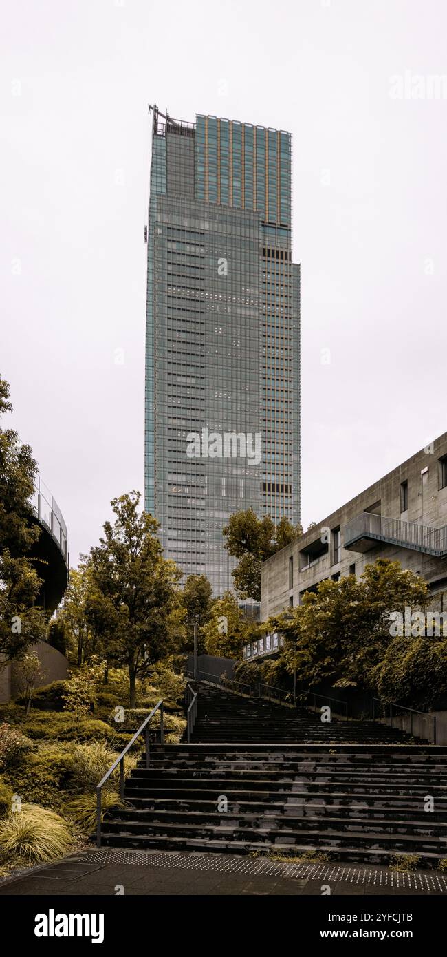 Blick auf das Ritz-Carlton Tokyo vom Street Park Stockfoto