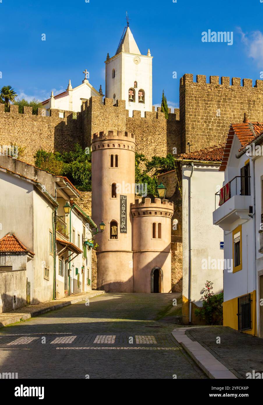 Blick auf eine Straße in Penela, die zum Schloss führt Stockfoto