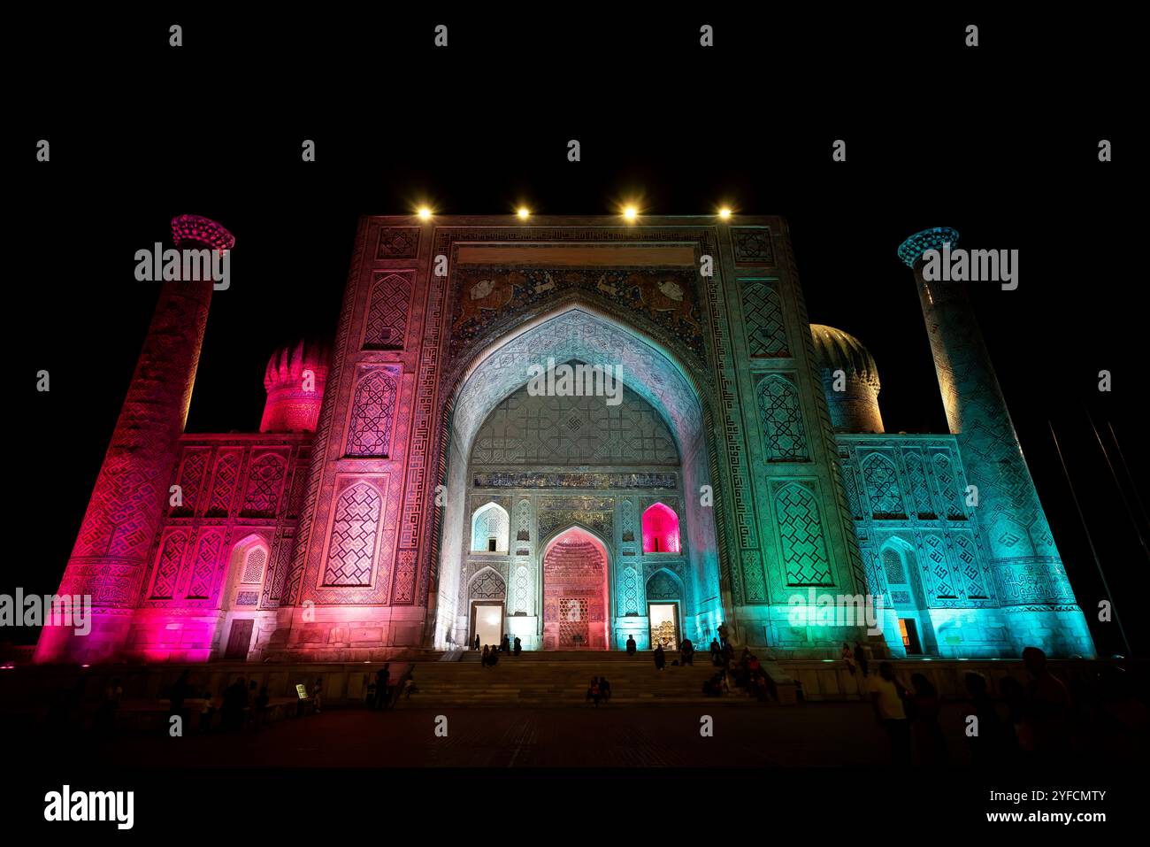 Nachtansicht auf die Sher-Dor Madrasah am Registan Platz. Es ist Teil des Ensemble of Registan im historischen Zentrum im Herzen von Samarkand, Uzbe Stockfoto