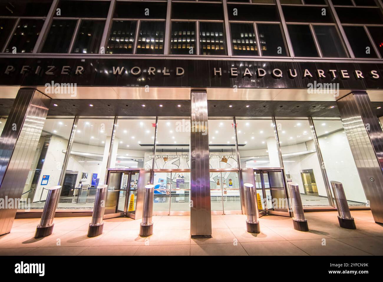 Pfizer World Headquarters in New York City, USA. Pfizer Inc. Ist ein US-amerikanisches multinationales Pharma- und Biotechnologieunternehmen. Stockfoto