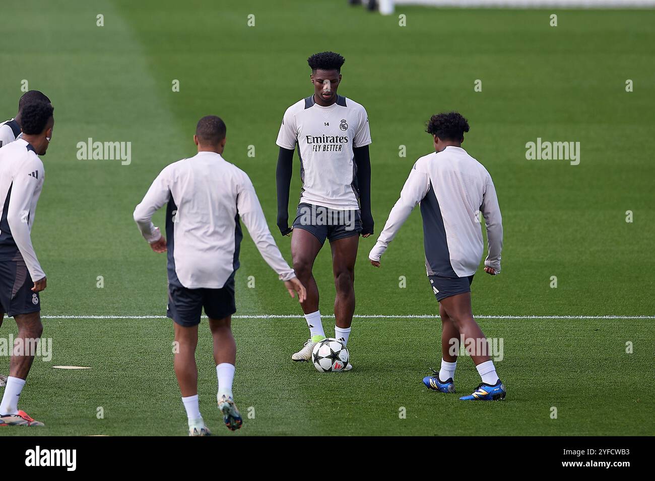 Madrid, Spanien. November 2024. Aurelien Tchouameni von Real Madrid CF wurde während des Trainings am Vorabend des Fußballspiels der UEFA Champions League Woche 4 2024/2025 zwischen Real Madrid CF und AC Milan in Ciudad Real Madrid in Aktion gesehen. (Foto: Federico Titone/SOPA Images/SIPA USA) Credit: SIPA USA/Alamy Live News Stockfoto