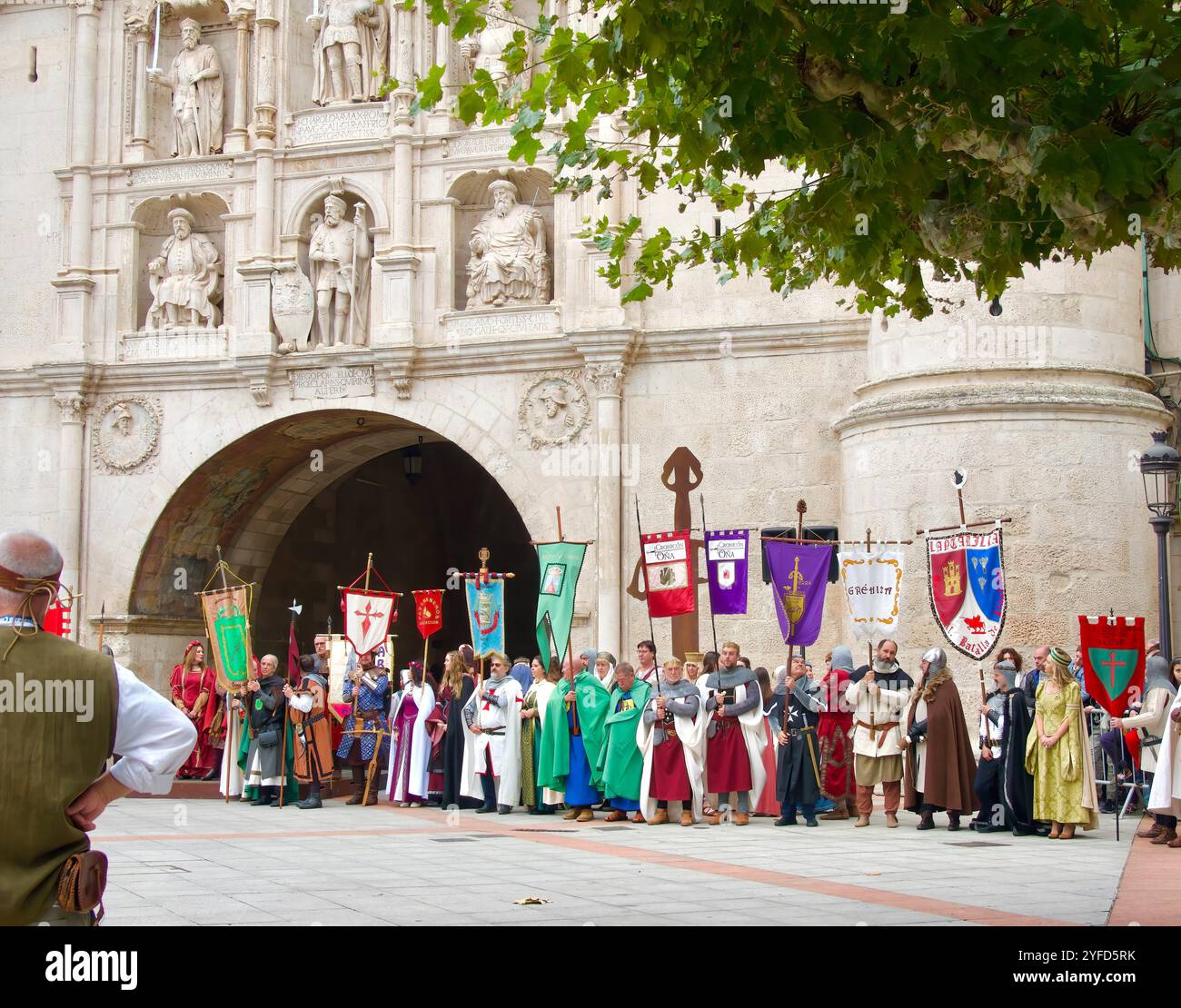 Die Teilnehmer der El Cid Partys Parade in traditionellen mittelalterlichen Kostümen vor dem Stadttor St. Marienbogen Burgos Castile und Leon Spanien Stockfoto