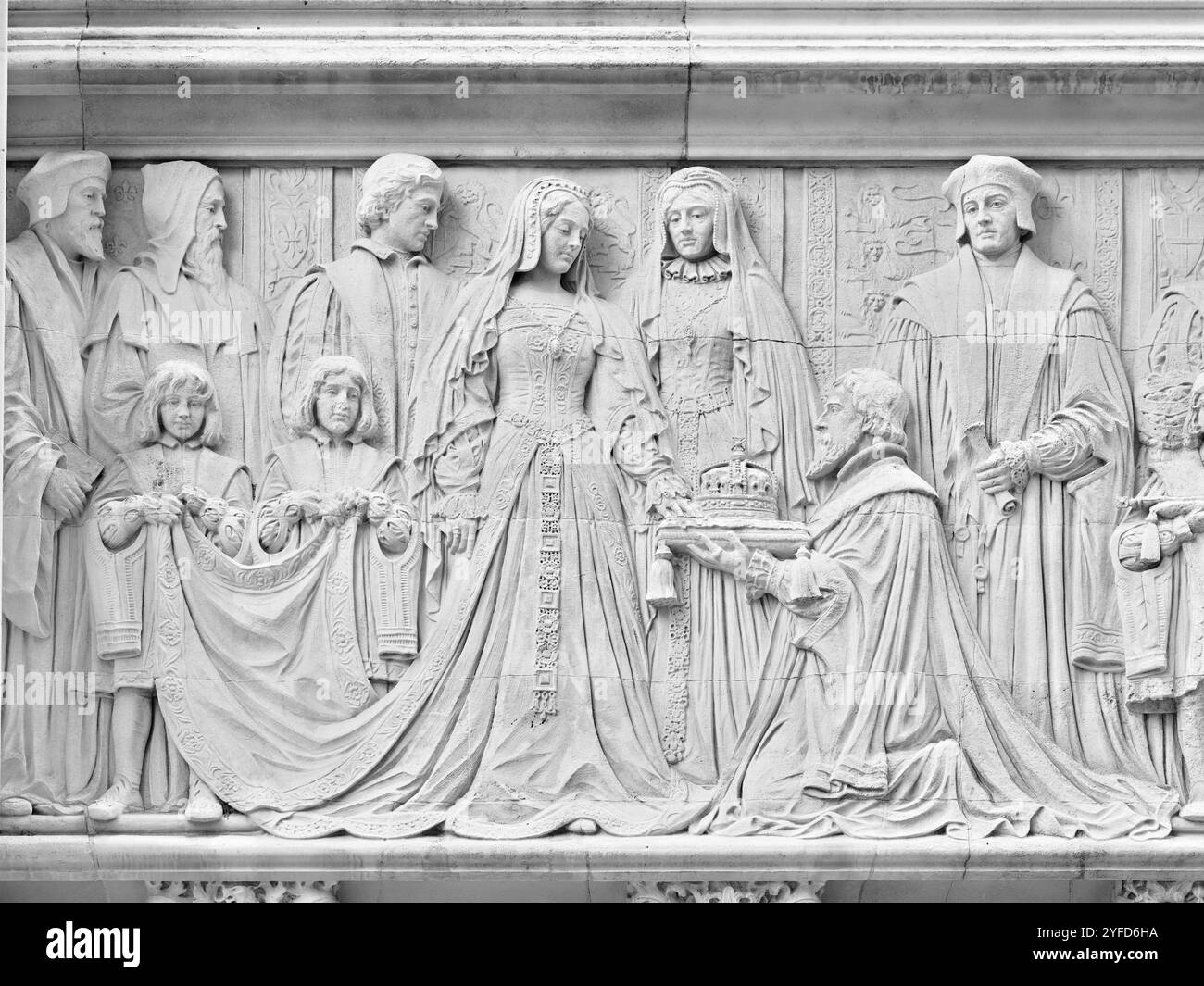 Duke of Northumberland überreicht Lady Jane Grey die Krone von England, Fries von Henry Fehr an der Fassade des Obersten Gerichtshofs in London. Stockfoto