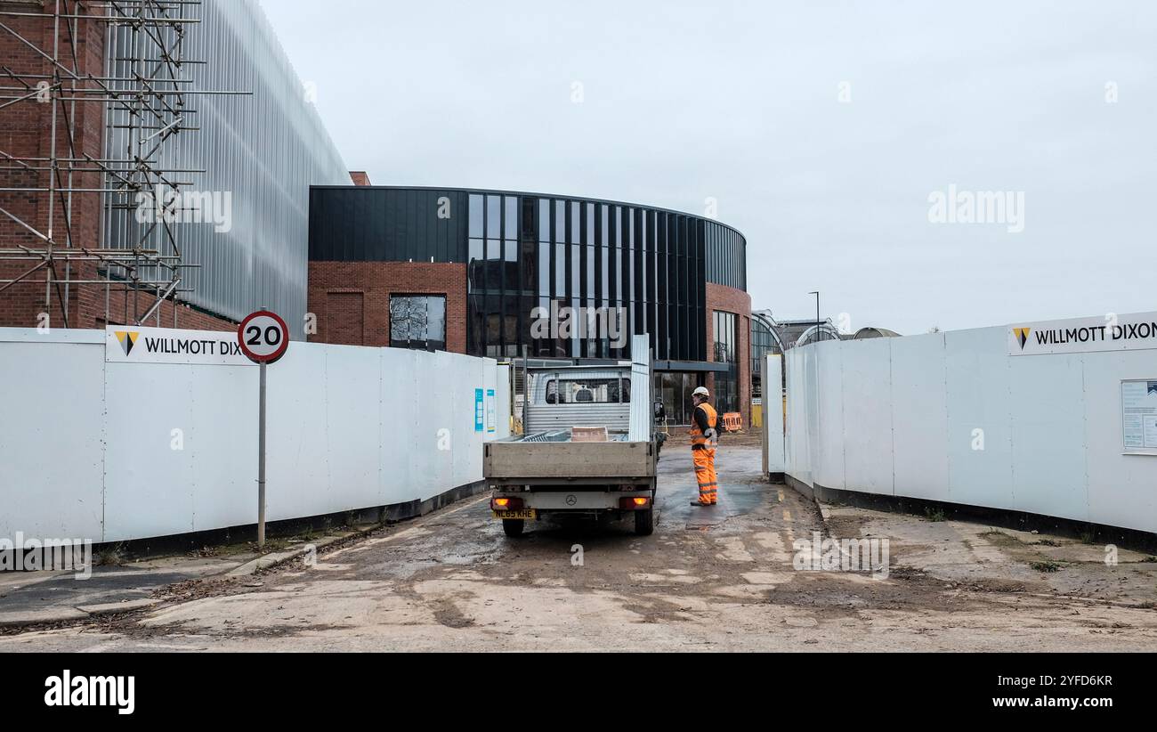 Darlington, Großbritannien. 4. November 2024. Die 140 Millionen Pfund teure Renovierung des Bahnhofs wird zwei neue Bahnsteige auf der Ostseite des Bahnhofs umfassen, ein neues Parkhaus für mehr als 650 Autos sowie einen Verkehrsknotenpunkt und eine Zugangsöffnung mit Anschluss an den Central Park David Dixon/Alamy Stockfoto