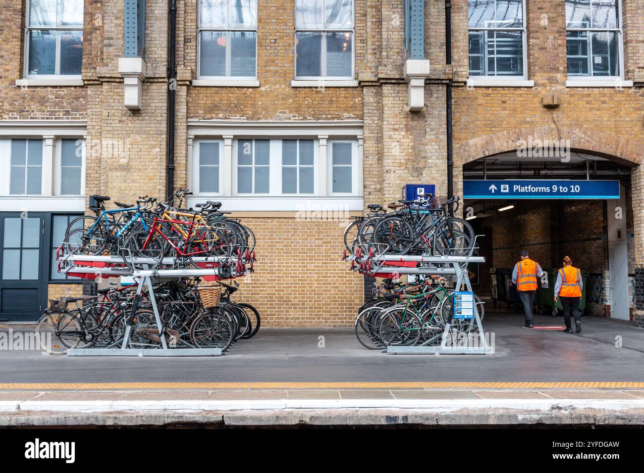 Ein voll befahrener, zweistufiger Fahrradträger am Bahnhof Kings Cross, London, England, Großbritannien Stockfoto