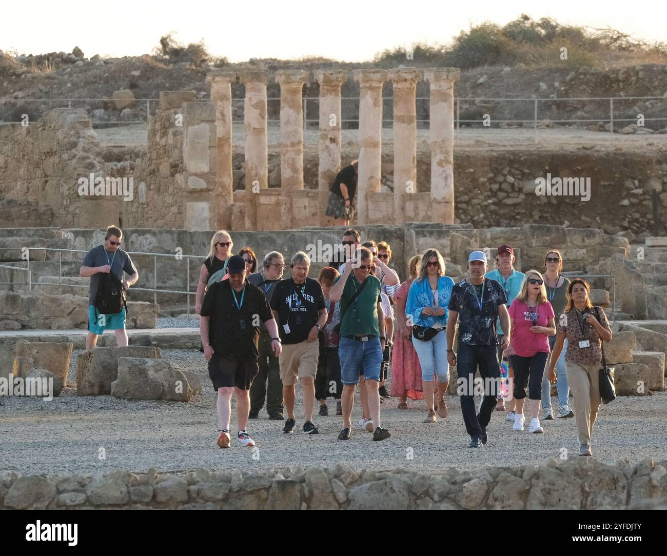 Reiseleiter begleiten eine Gruppe von Touristen durch den archäologischen Park Paphos und Mosaiken, Paphos, Zypern Stockfoto