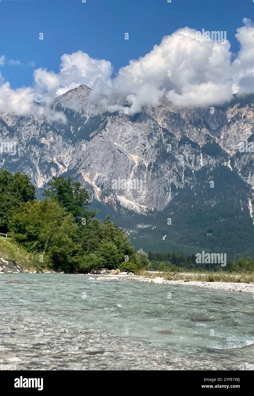 fluss am Fuße der Berge Stockfoto