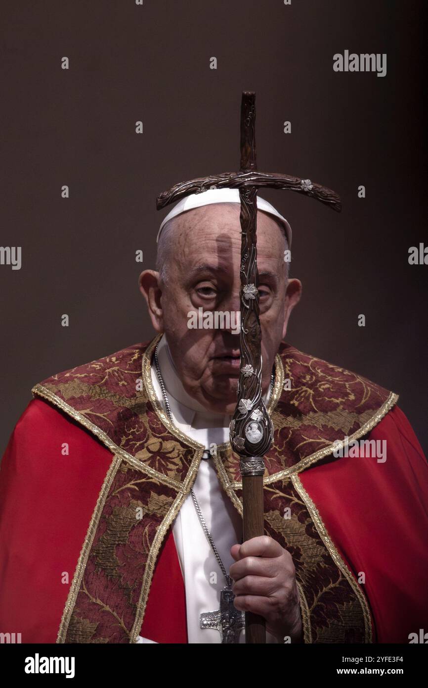 vatikanstadt, Vatikan, 4. November 2024. Papst Franziskus führt eine Messe für die in diesem Jahr verstorbenen Kardinäle und Bischöfe im Petersdom im vatikan. Maria Grazia Picciarella/Alamy Live News Stockfoto