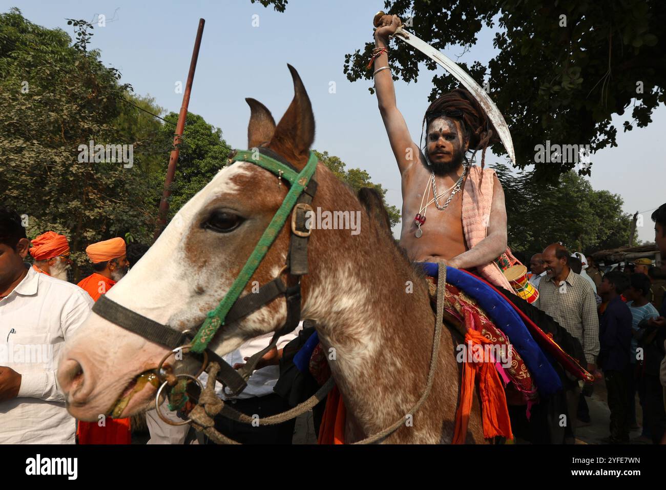 Sadhu von Juna Akhara und Kinner Akhara nehmen an einer religiösen Prozession während der Nagar Pravesh Zeremonie für die kommende Kumbh Mela in Prayagraj Teil. Stockfoto