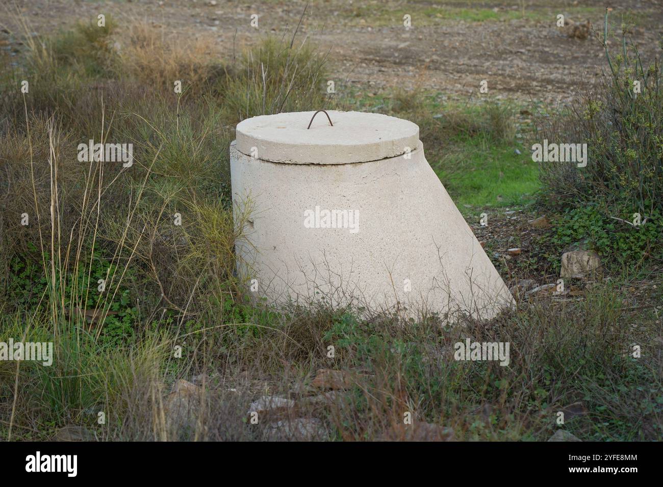 Betonkanalsystem auf dem Land mit Betondeckel auf der Bauseite, Spanien. Stockfoto