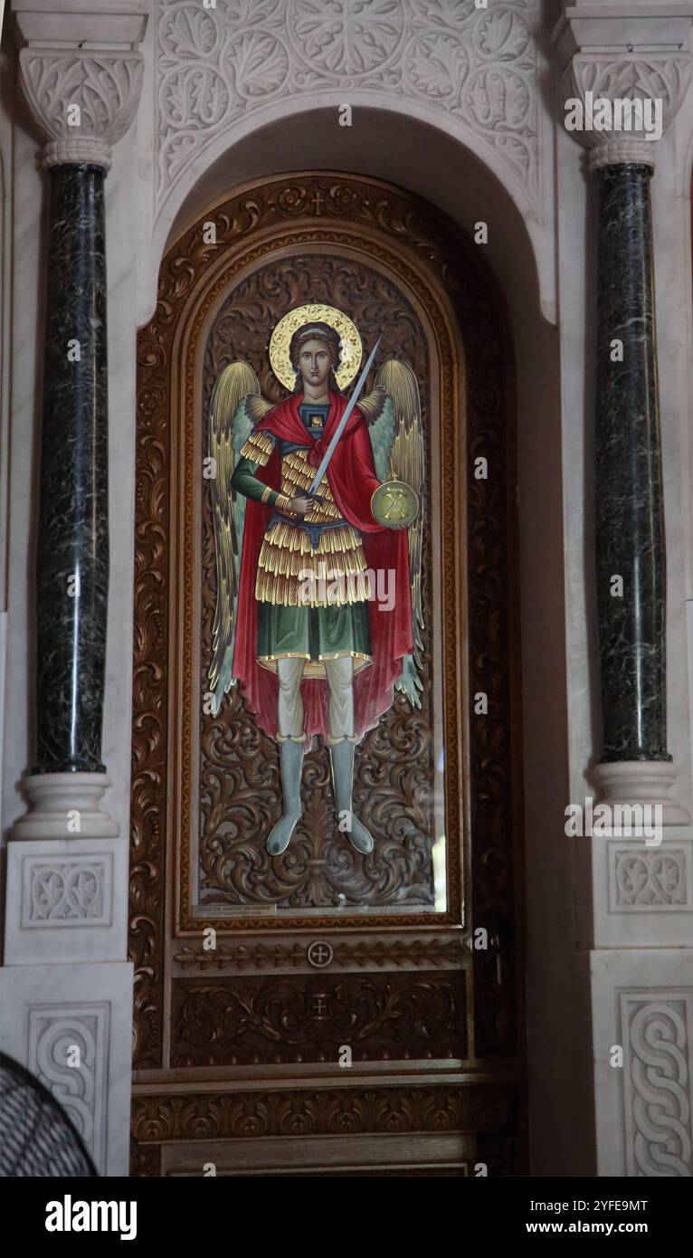 Ikone des Erzengels Michael, der ein Schwert hält, in Heiligen Konstantin und Helen griechisch-orthodoxe Kirche Lazaraki Glyfada Athen Attika Griechenland Stockfoto