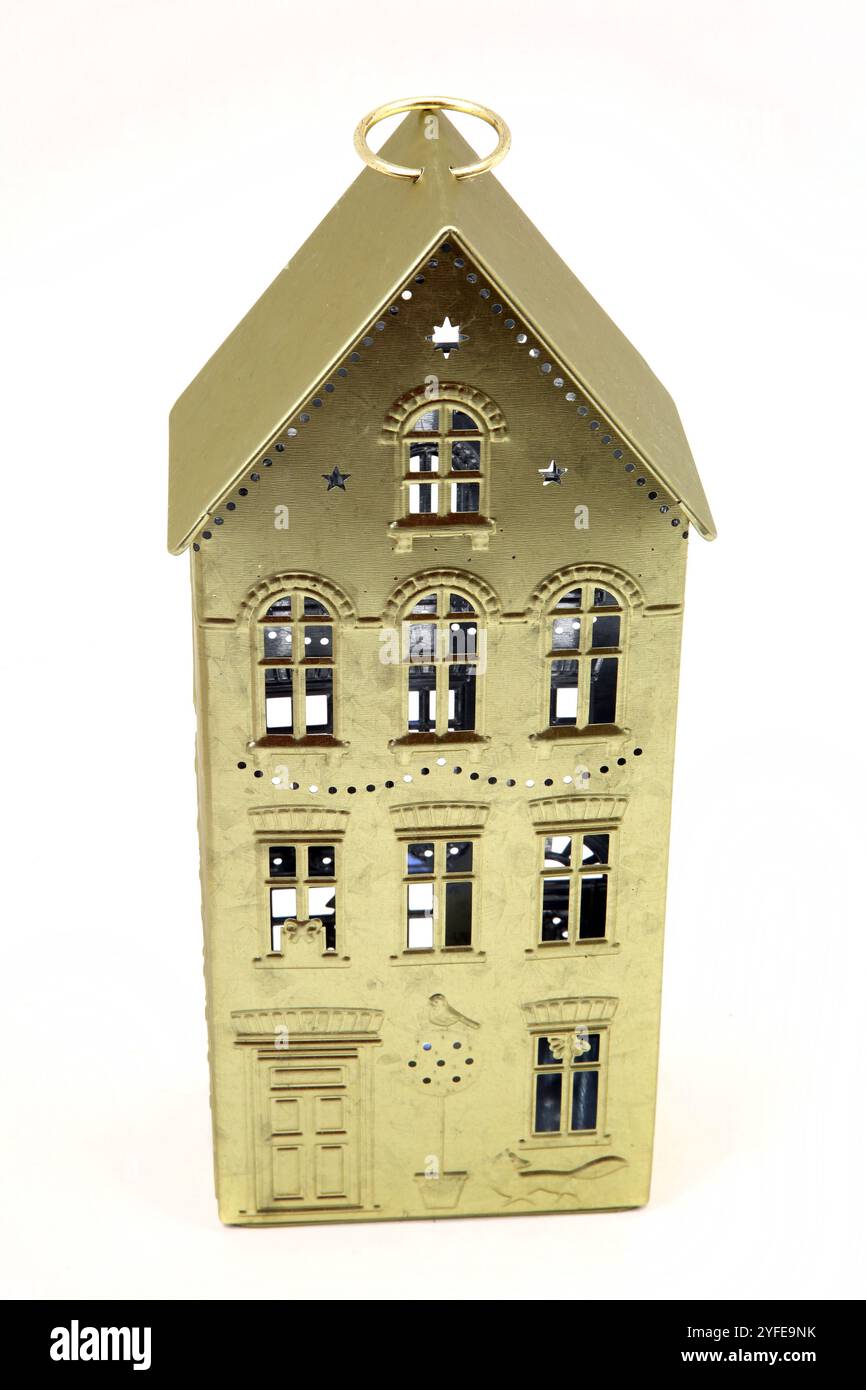 Goldene, beleuchtete Weihnachtsdose im Haus Stockfoto