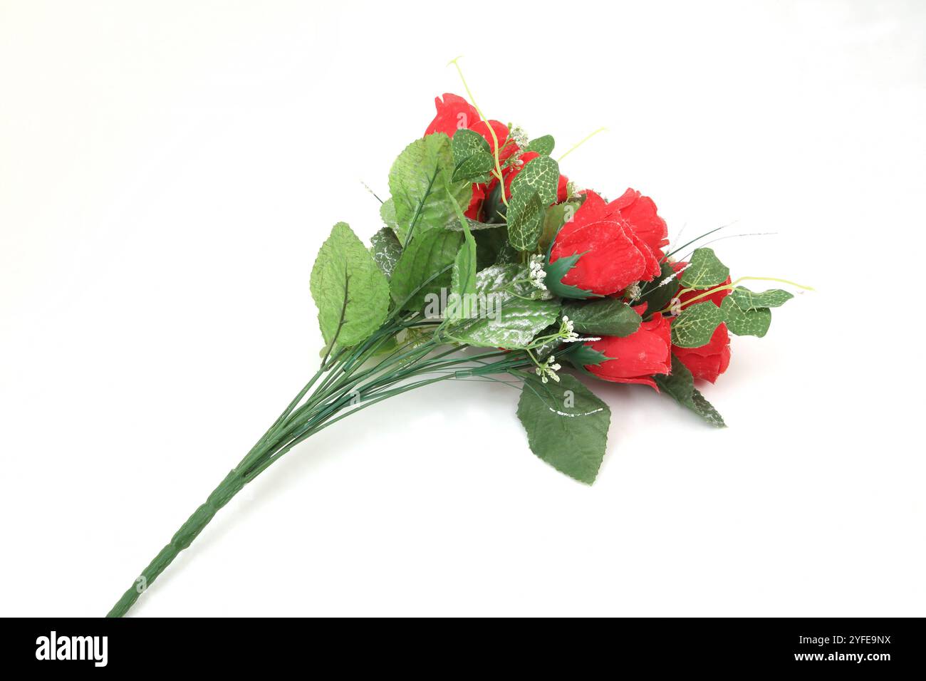 Strauß künstlicher Seidenrosen Stockfoto