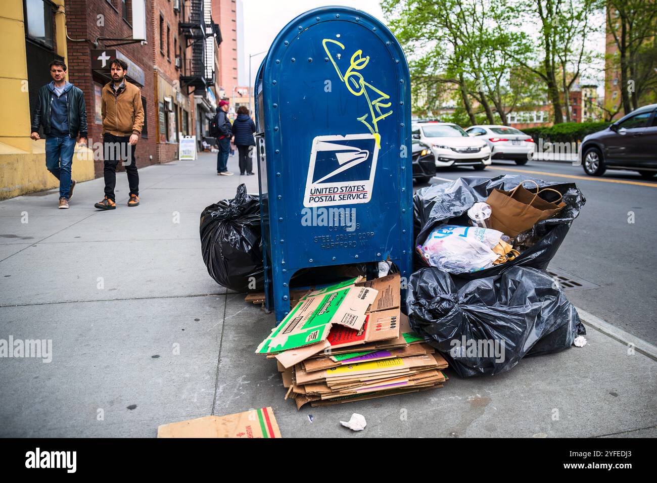 USPS-Mailbox neben dem Bürgersteig Stockfoto