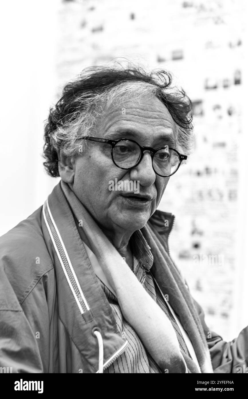 Istanbul, Turkiye - 26. Oktober 2024: Bedri Baykam auf der 19. Ausgabe der Contemporary Istanbul Art Fair. Baykam ist ein berühmter türkischer Künstler, Maler an Stockfoto