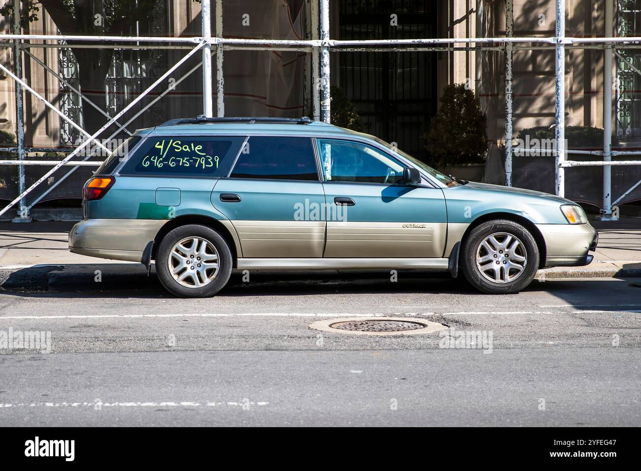 Zweifarbiges Subaru Outback parkte auf einer New York City Straße mit einem „for Sale“-Schild am Fenster. Stockfoto