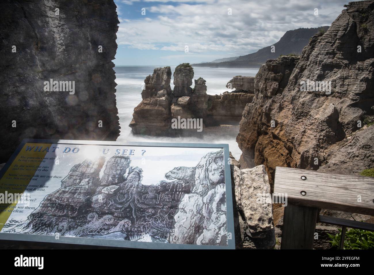 Eine Informationstafel vor den Punakaiki Felsen, die die verschiedenen Formen der Felsen veranschaulicht. Stockfoto