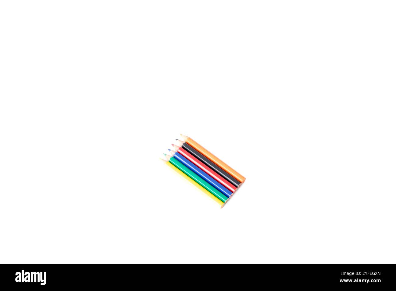 Farbige Bleistifte isoliert auf weißem Hintergrund. Farbstifte aus Holz in loser Schüttung. Das Konzept der Back-to-School-Idee. Kopierbereich, leer, leer. Student. Stockfoto