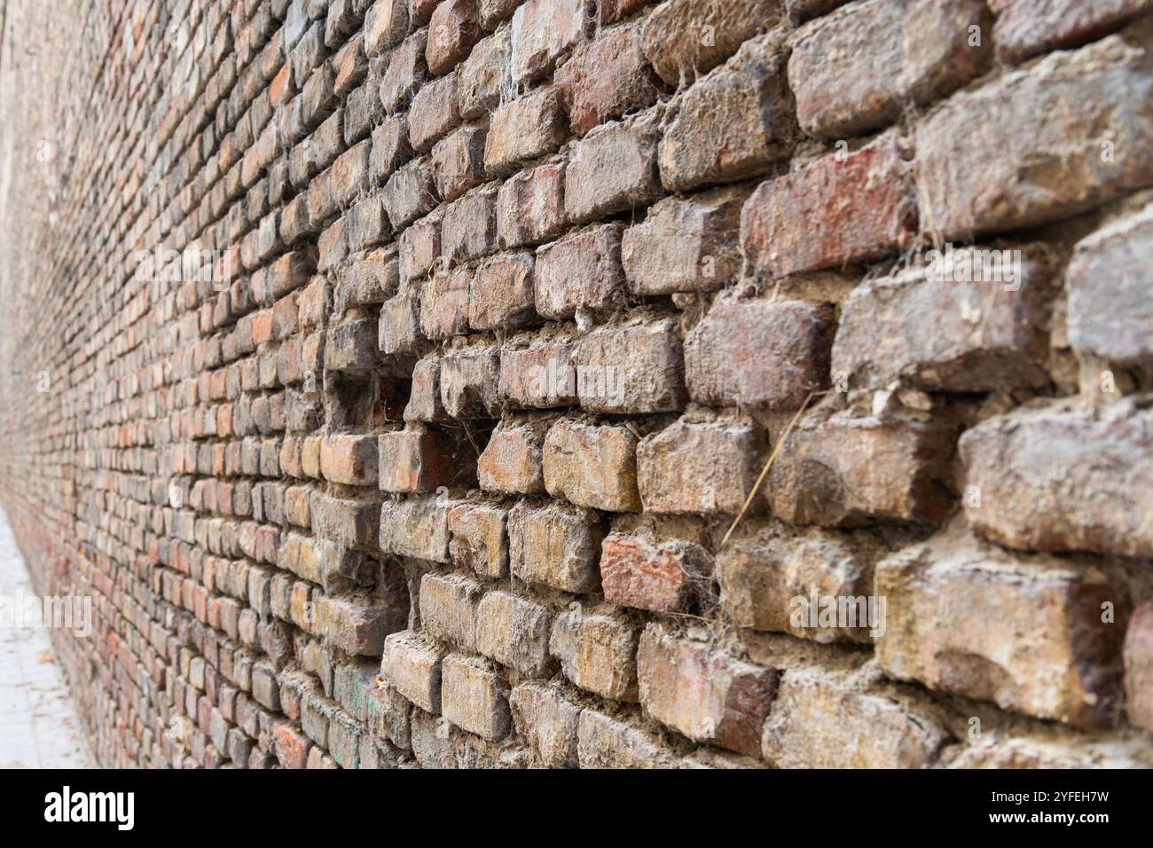 Alte schmutzige Ziegelwand mit strukturierter Oberfläche Stockfoto