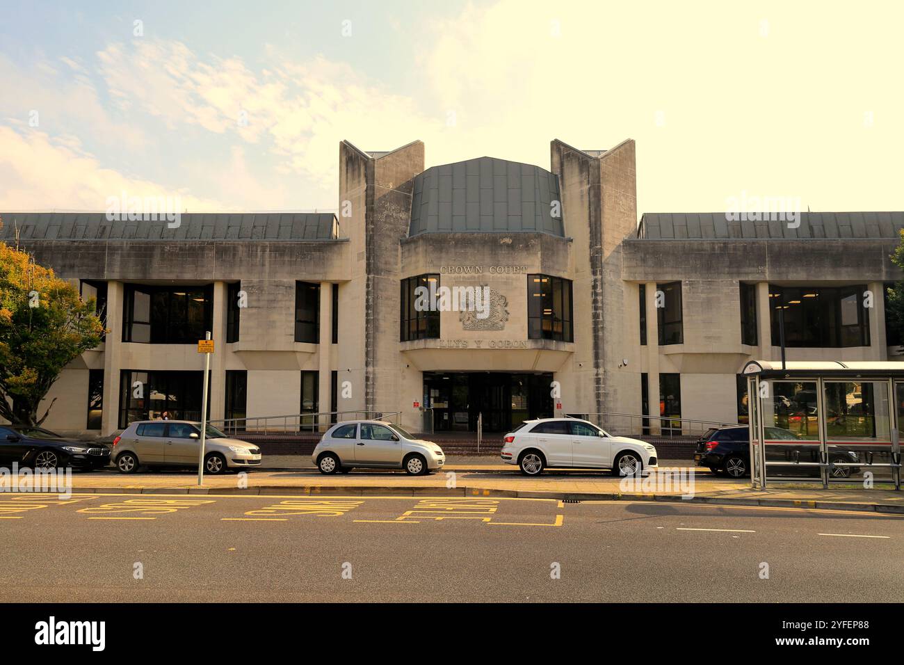 Haupteingang und Wappen des Swansea Crown Court. County and City of Swansea, South Wales, Vereinigtes Königreich. Vom Oktober 2024. Herbst Stockfoto