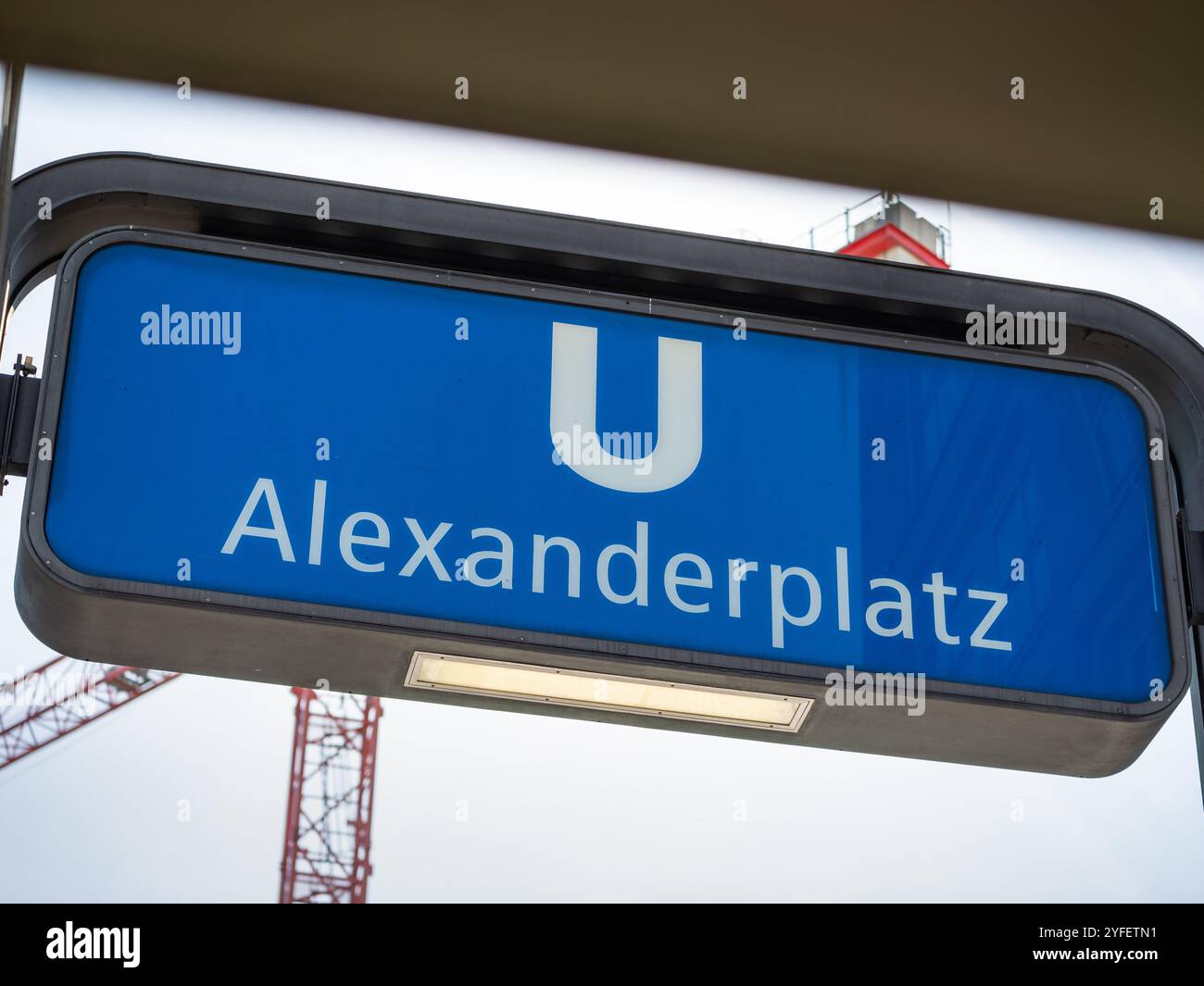 Schild mit der U-Bahn-Station Alexanderplatz am Eingang der U-Bahn in Berlin. Blaues Symbol mit dem großen Buchstaben U in Nahaufnahme. Stockfoto