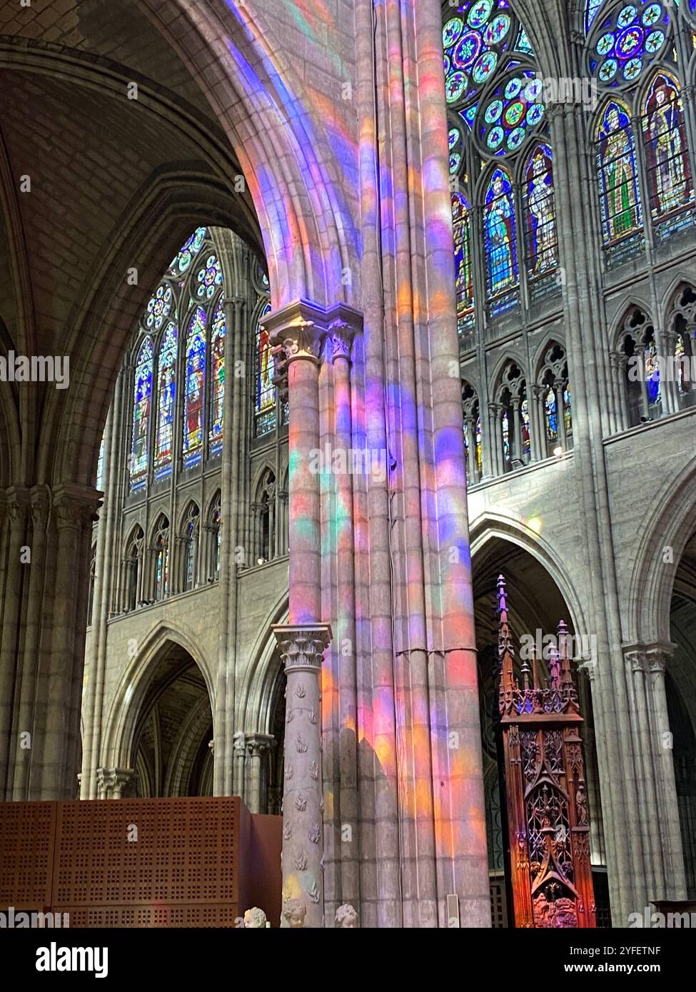 Basilika Saint-Denis, Innenmalerei aus Buntglas - Smartphone-aufgenommenes Stockfoto