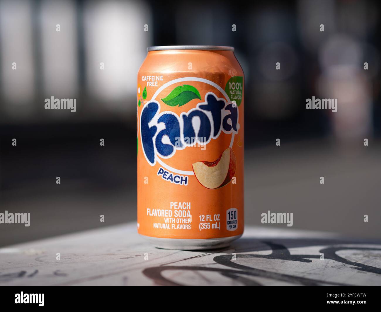 Fanta-Getränkedose mit Pfirsichgeschmack. Die Erfrischung ist eisgekühlt und trinkfertig. Das Produkt wird in den USA verkauft und wurde nach Deutschland importiert. Stockfoto