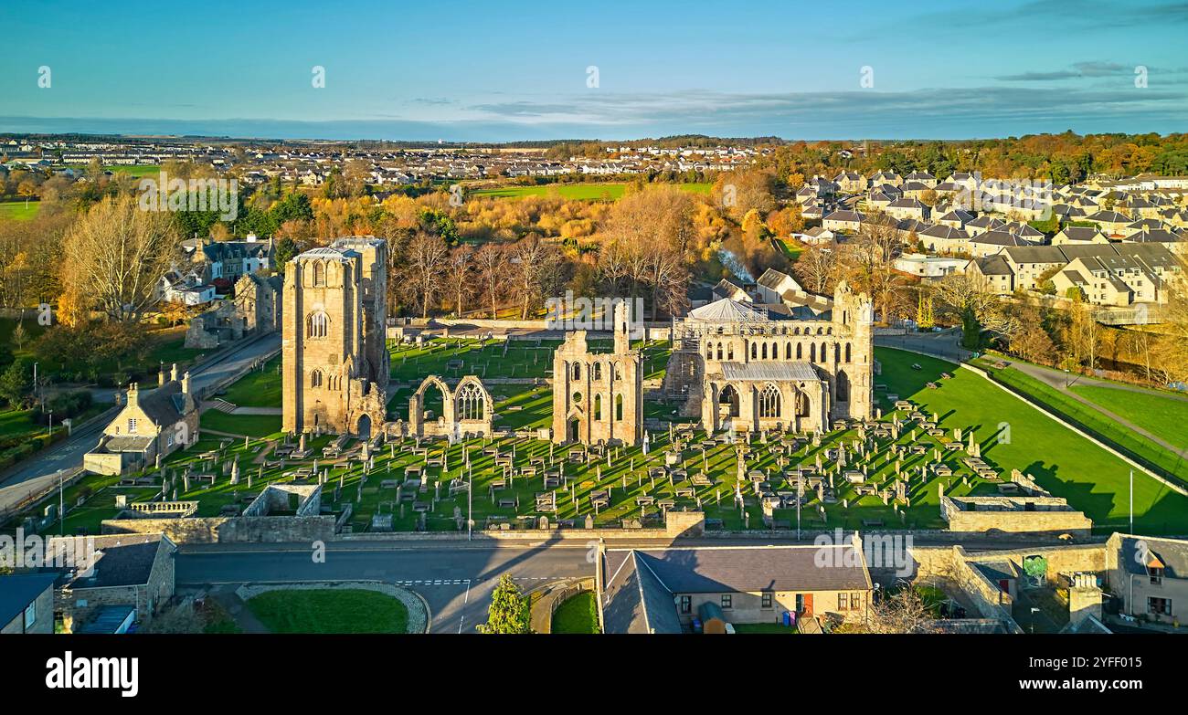 Elgin Cathedral Moray Scotland gründete 1224 das Gebäude und den Friedhof in der Herbstsonne Stockfoto