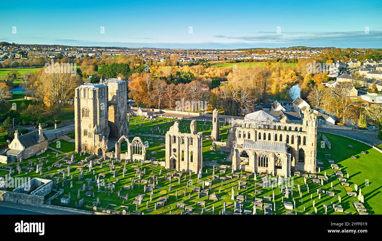 Elgin Cathedral Moray Scotland gründete 1224 das Gebäude und den Friedhof, der im Herbst von Bäumen umgeben ist Stockfoto