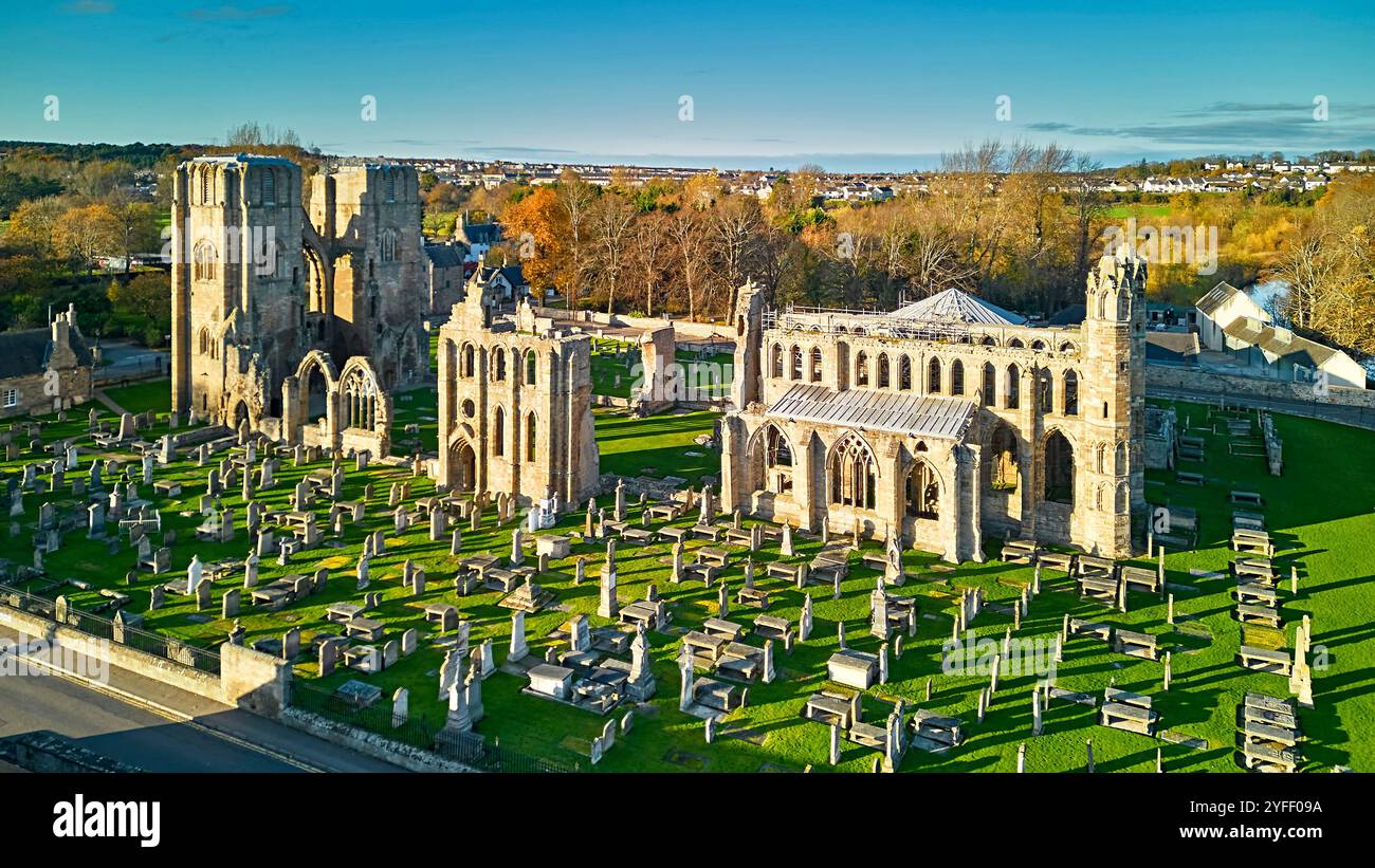 Elgin Cathedral Moray Scotland gründete 1224 das große Gebäude und den Friedhof, umgeben von Bäumen im Herbst Stockfoto