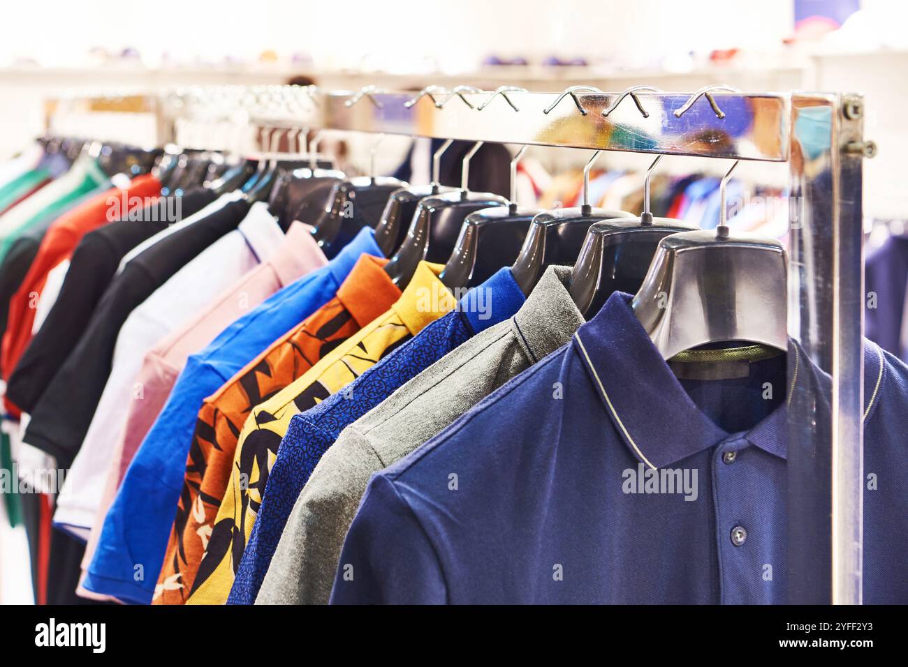 Herrenhemden mit kurzen Ärmeln im Bekleidungsgeschäft Stockfoto