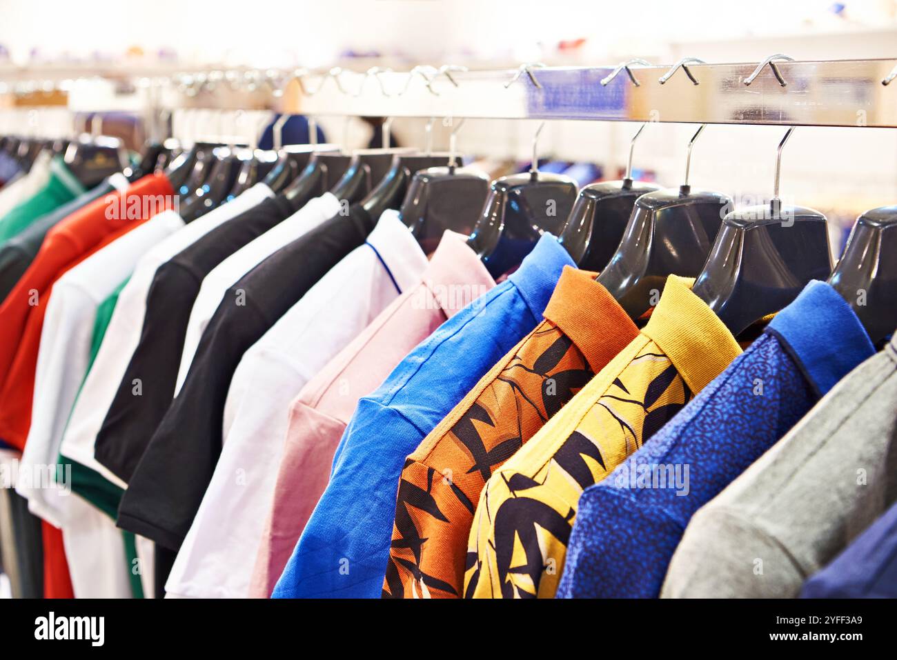 Herrenhemden mit kurzen Ärmeln im Bekleidungsgeschäft Stockfoto