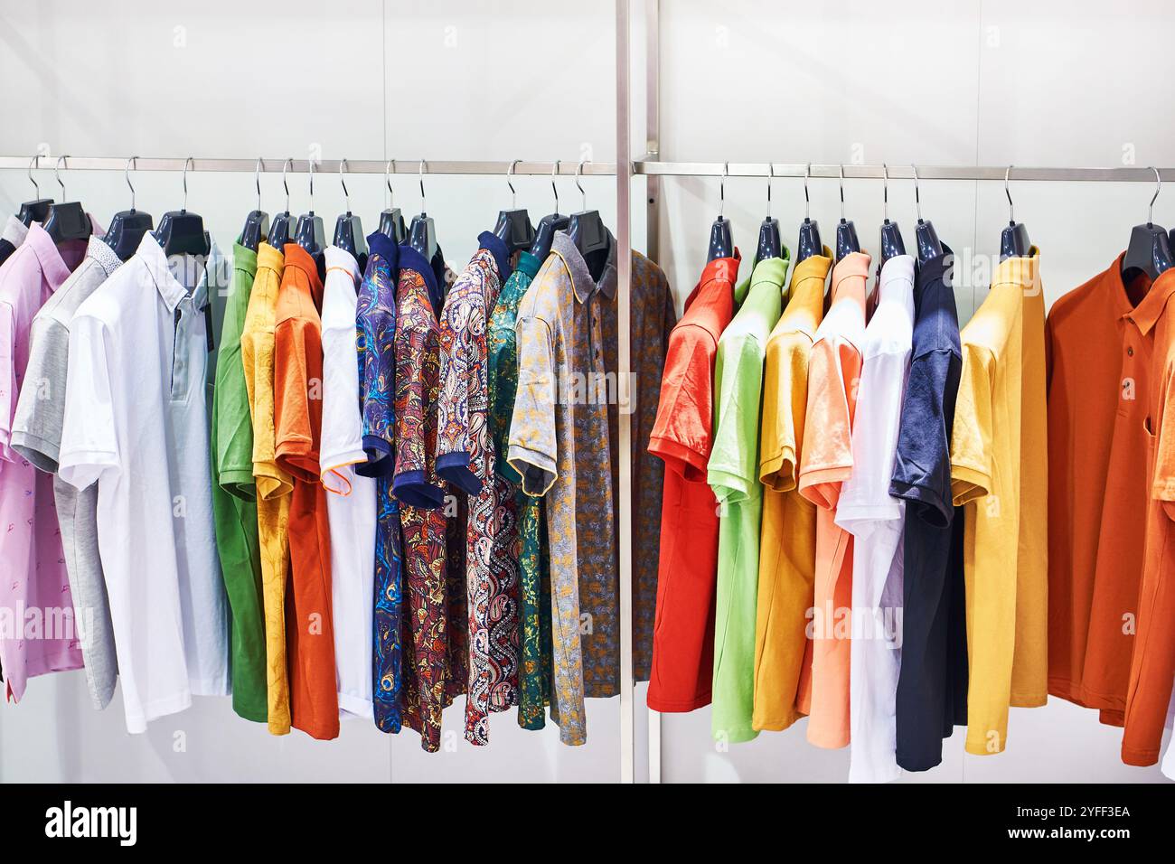 Herrenhemden mit kurzen Ärmeln im Bekleidungsgeschäft Stockfoto