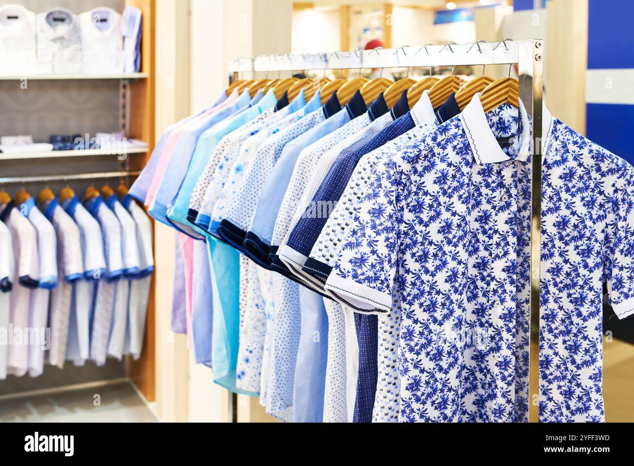 Herrenhemden mit kurzen Ärmeln im Bekleidungsgeschäft Stockfoto