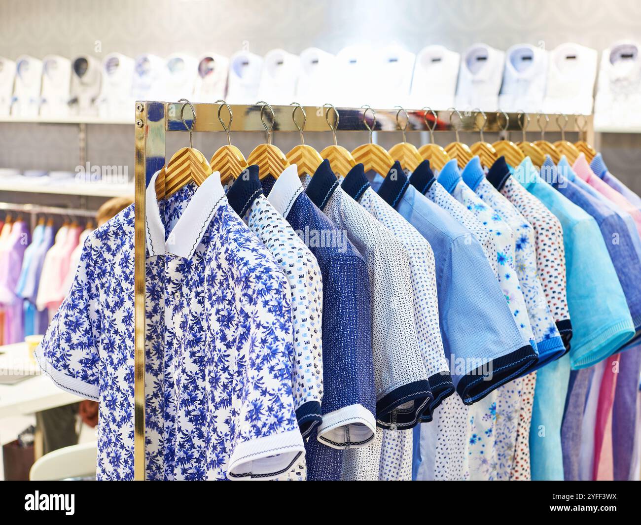 Herrenhemden mit kurzen Ärmeln im Bekleidungsgeschäft Stockfoto
