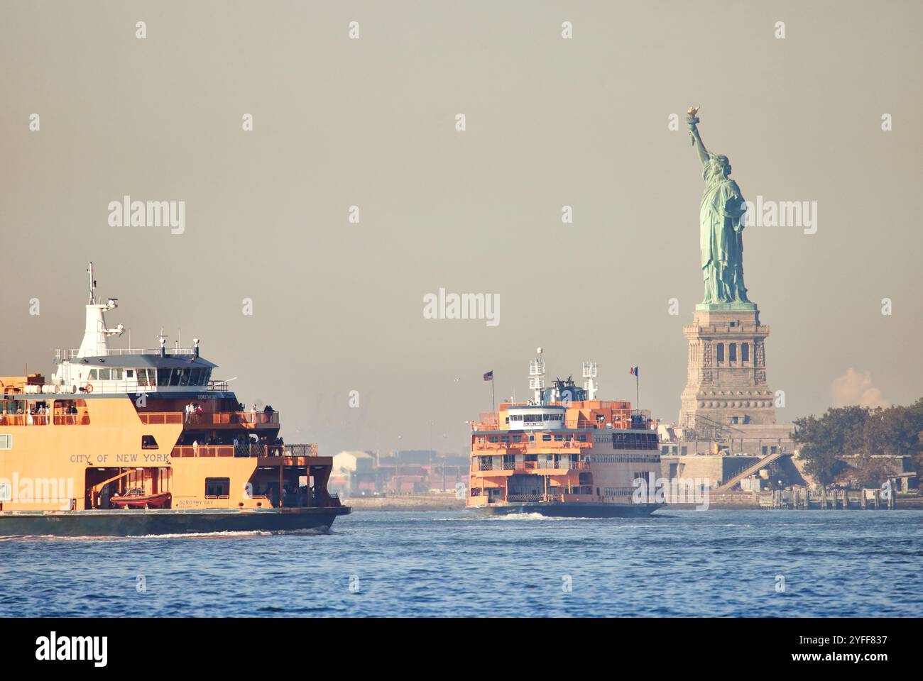 Das berühmte Nationaldenkmal der Freiheitsstatue New York mit der Staten Island Fähre Stockfoto