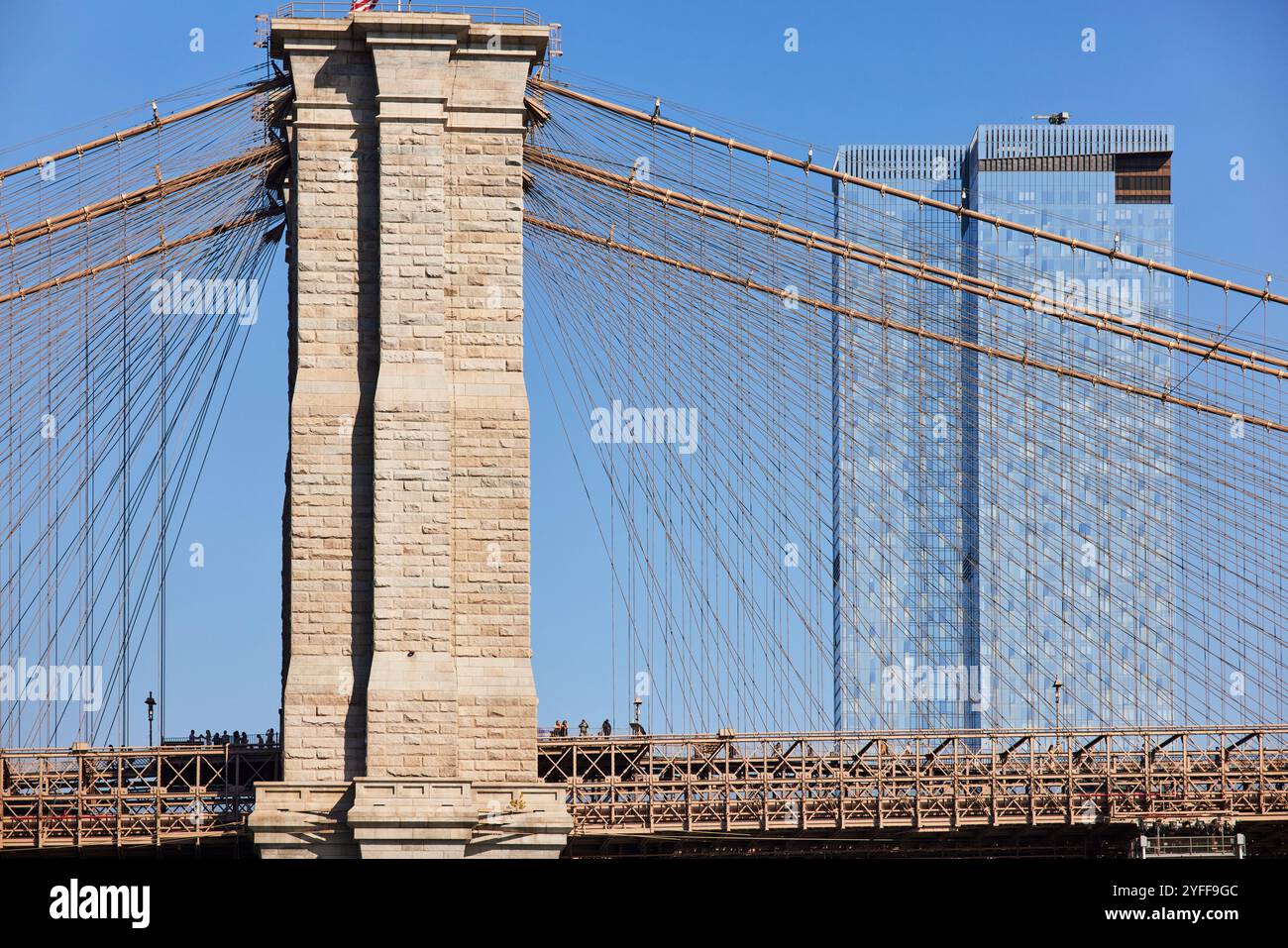 Brooklyn Bridge, New York mit einem luxuriösen Wohnhochhaus am Manhattan Square Stockfoto