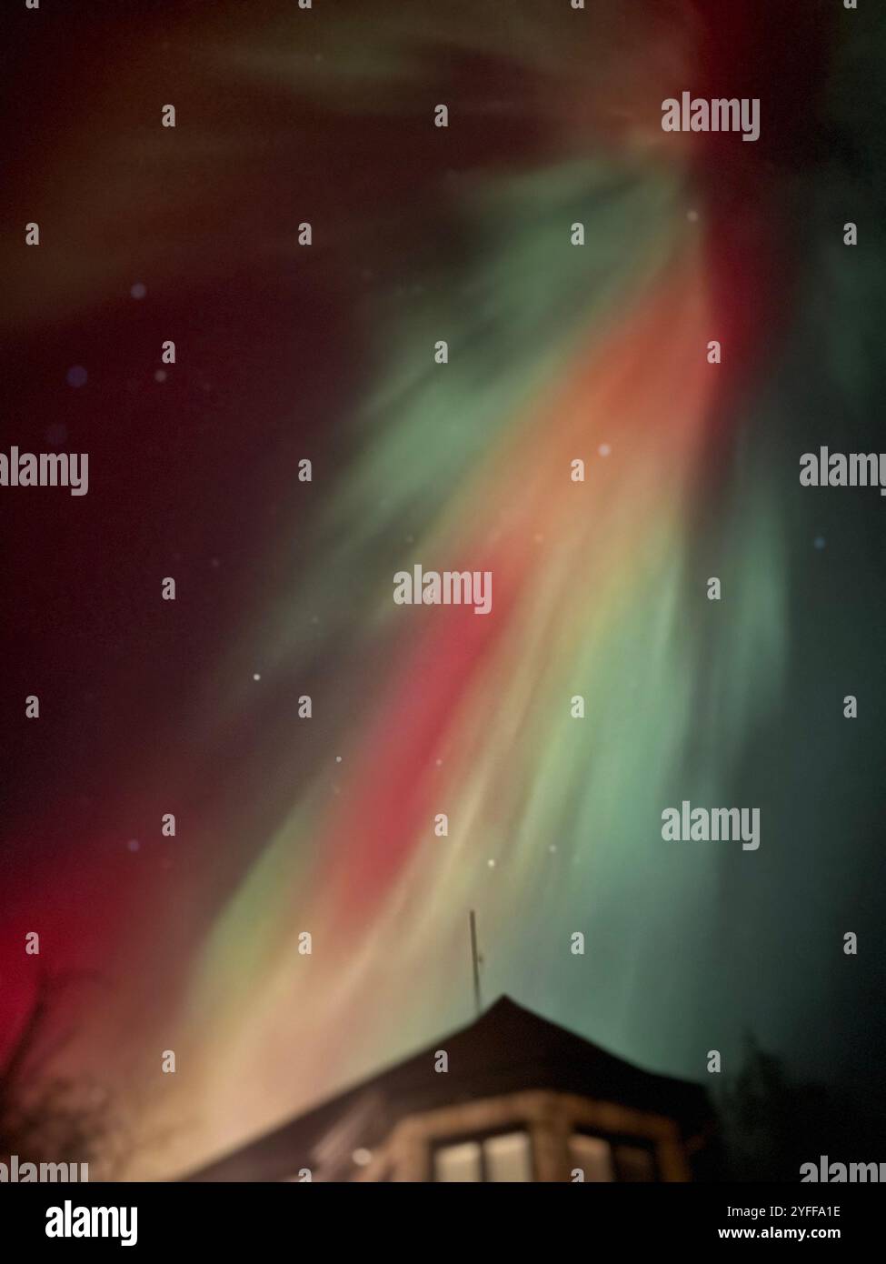 Wunderschöne aurora mit Sternen im Hintergrund, in Val-des-Monts kanada - Smartphone-aufgenommenes Stockfoto