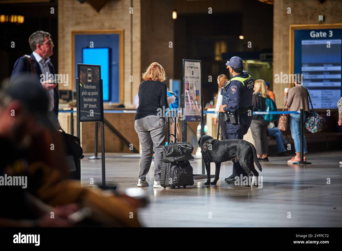 Philadelphia 30th Street Bahnhof Amtrak Polizei und Hund Stockfoto