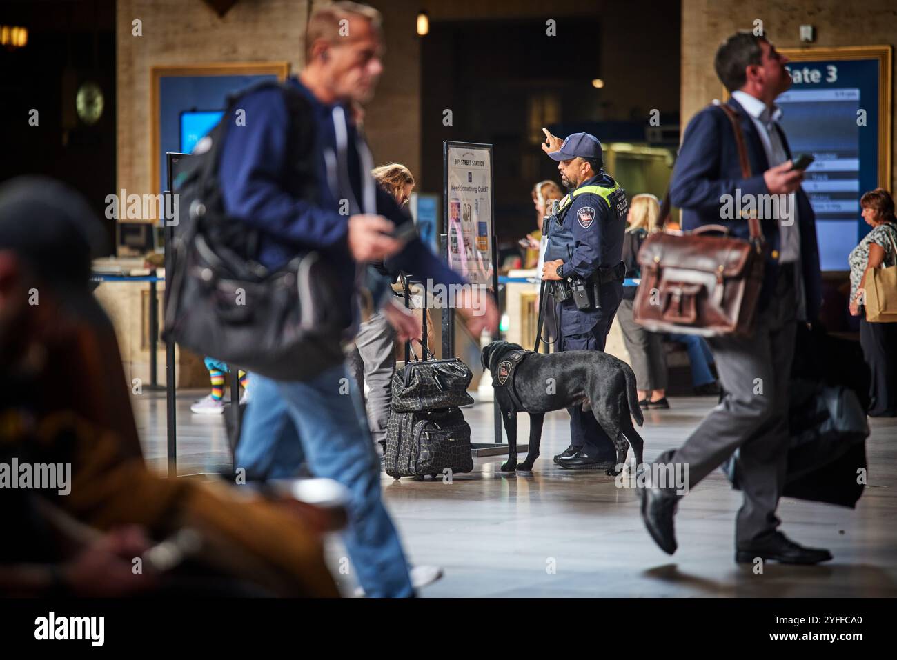 Philadelphia 30th Street Bahnhof Amtrak Polizei und Hund Stockfoto
