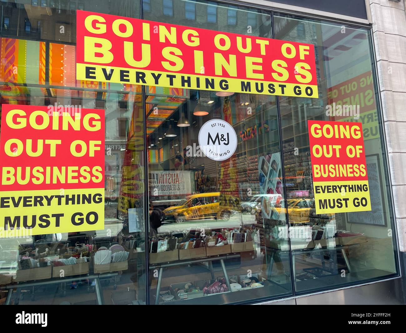 Die Veröffentlichung von Business Signage im M&J Fashion Notions Store, NYC, 2024 - Smartphone-aufgenommenes Stockfoto