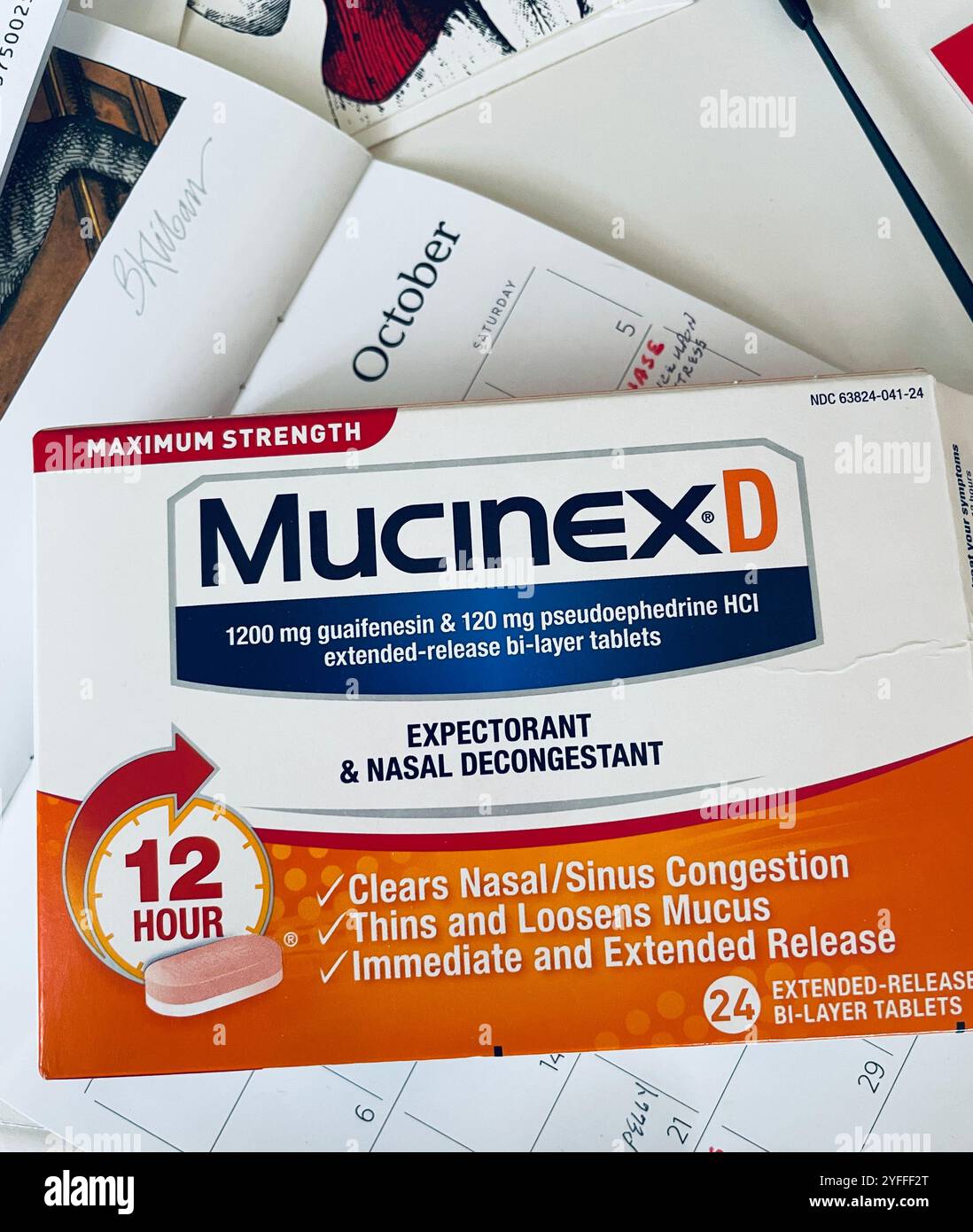 Nahaufnahme einer Box mit Mucinex D-Medizin, 2024, USA Stockfoto