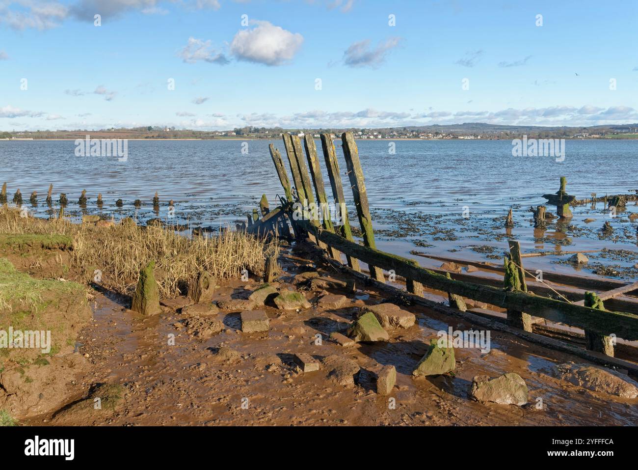 Schiffswrack eines alten Holzbootes am Ufer des Flusses exe in der Nähe von Powderham, Devon, Großbritannien, Januar 2024. Stockfoto