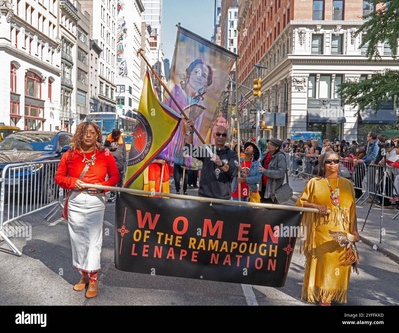 3. Jährliche Parade der National Indigenous Peoples of the Americas im Jahr 2024 entlang des Broadway in New York City. MMIW steht für vermisste und ermordete indigene Frauen und ist eine Bewegung zur Sensibilisierung für die Gewalt gegen indigene Frauen und Mädchen. Die Mitglieder nehmen den Ramapough Lenape Nation marsch mit Bannern auf. Stockfoto