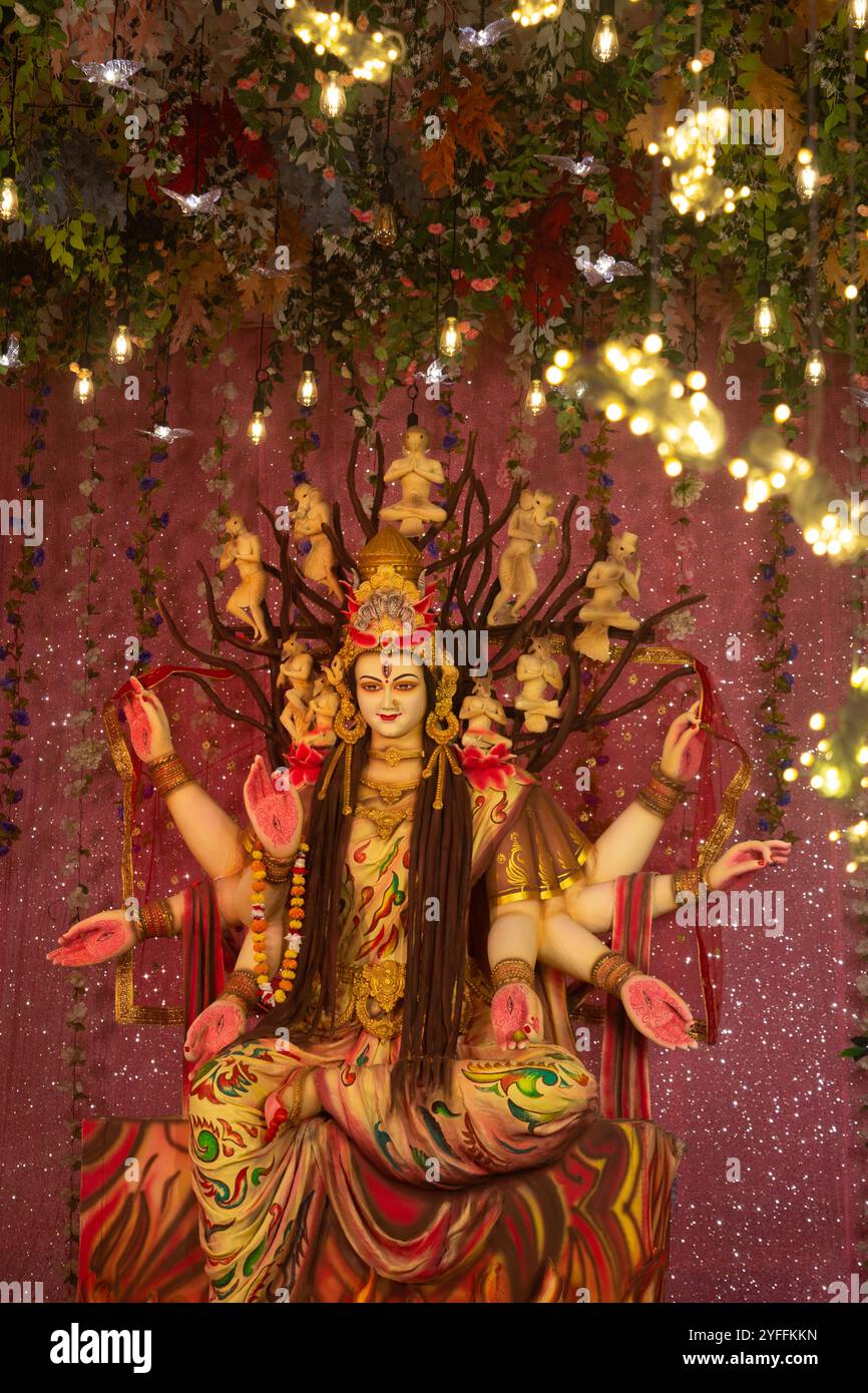 Ein wunderschönes Idol von Maa Durga, der während Navratri bei einem Pandal verehrt wurde. Navratri ist das größte religiöse fest des Hinduismus Stockfoto