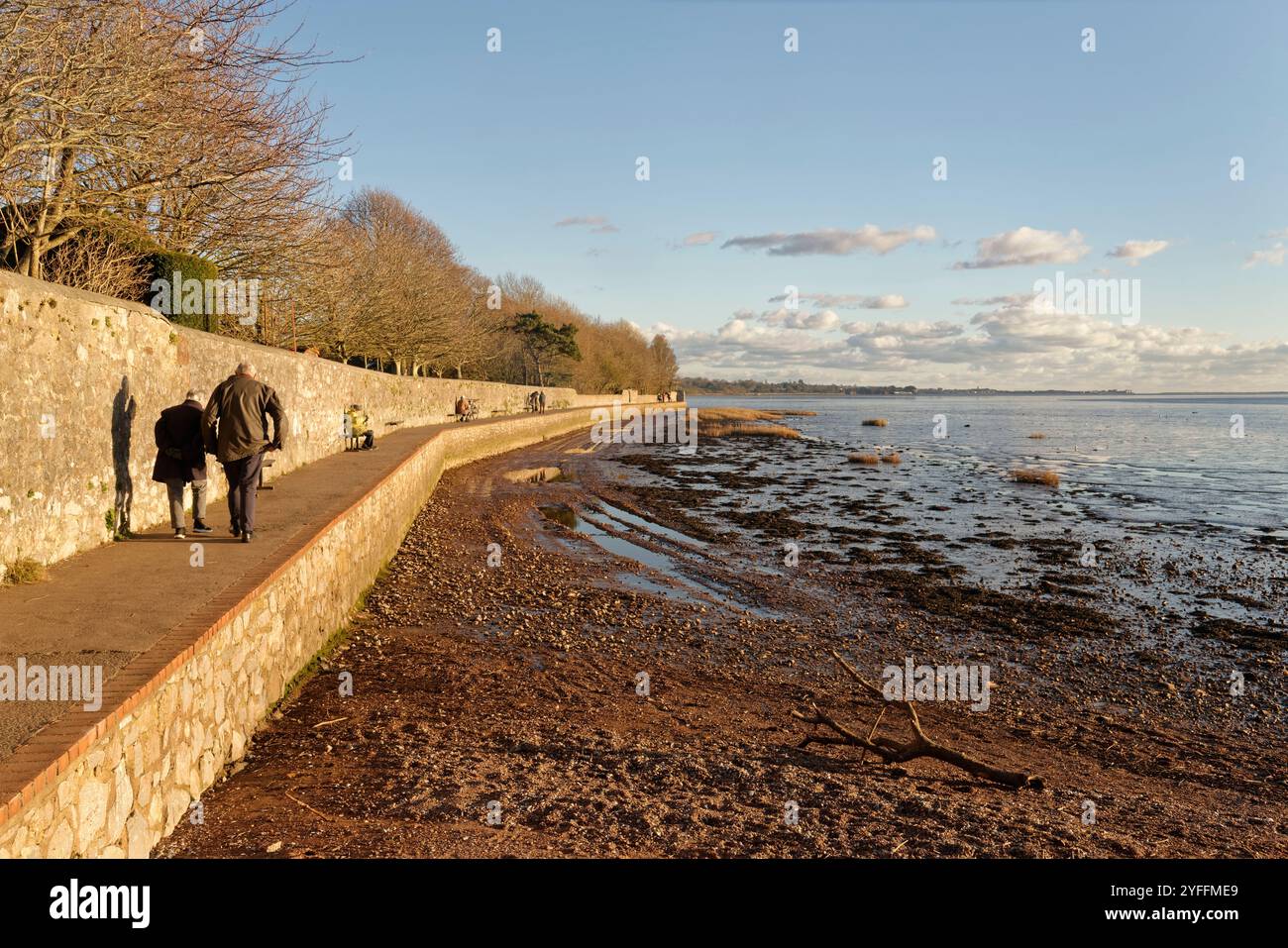 Menschen, die am Goat Walk entlang der exe Mündung in Topsham in der Abenddämmerung laufen, Devon, Großbritannien, Januar 2024. Stockfoto