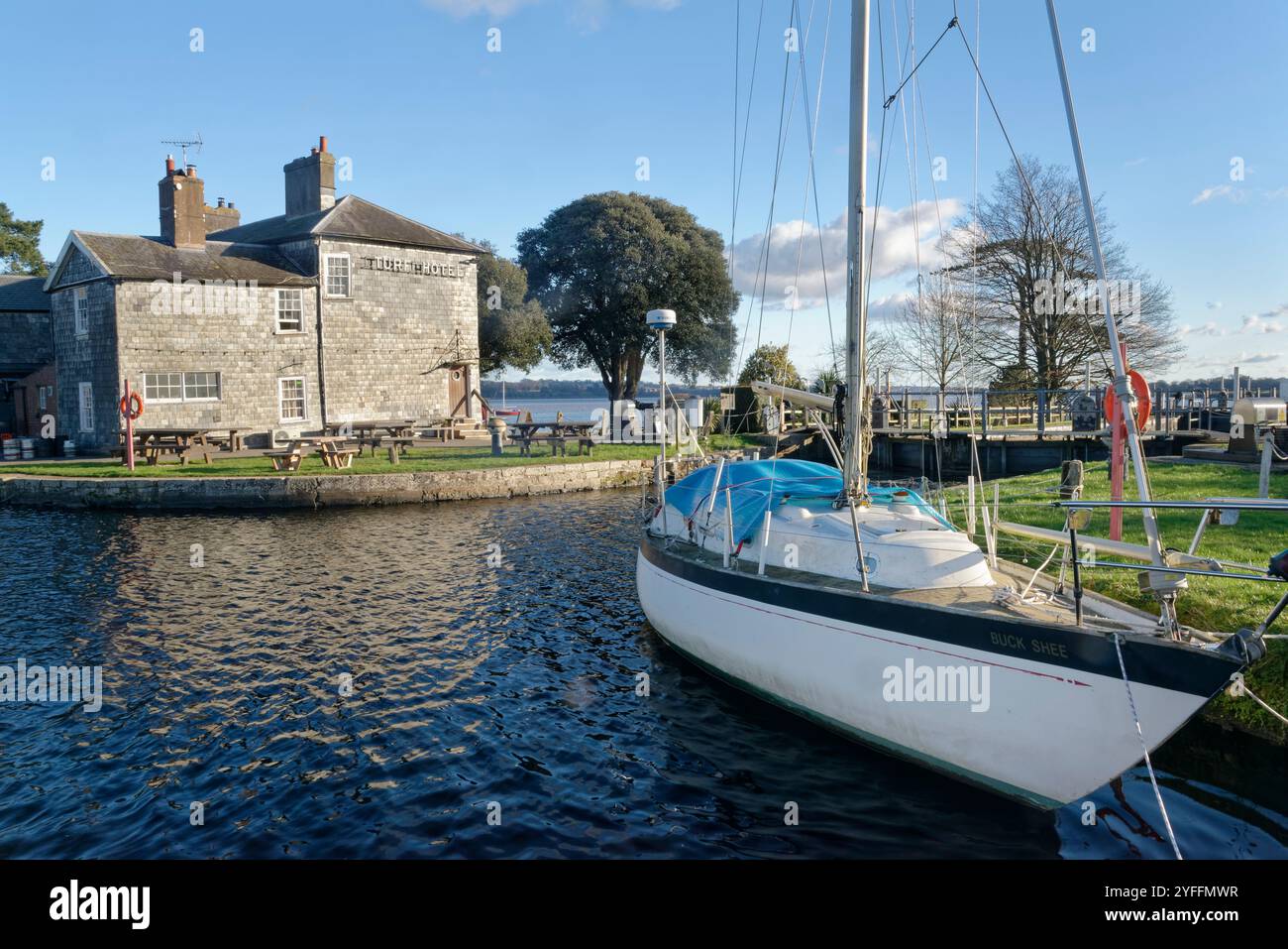 The Turf Hotel by the Turf Lock, wo der Exeter Ship Canal auf die Mündung des Flusses exe trifft, in der Nähe von Powderham, Devon, Großbritannien, Januar 2024. Stockfoto