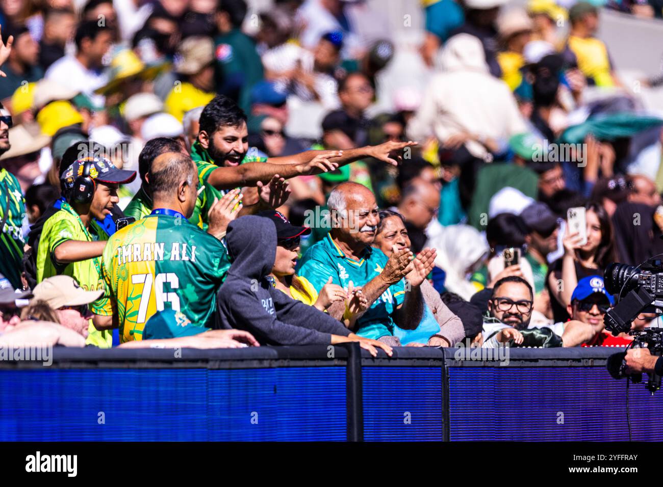 Melbourne, Australien, 4. November 2024. Pakistanische Fans während des ersten Spiels der Men's One Day International Cricket Series zwischen Australien und Pakistan am 4. November 2024 auf dem Melbourne Cricket Ground in Melbourne, Australien. Quelle: Santanu Banik/Speed Media/Alamy Live News Stockfoto